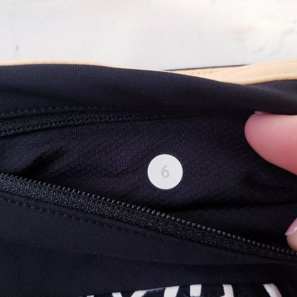 Lululemon Real Quick Crop Posie Black White Floral Size 6 Luxtreme Pockets - Picture 10 of 11